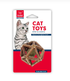 Baie de bois avec boules d'herbe à chat